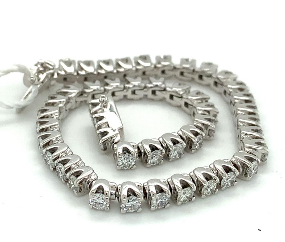 5.05ct round brilliant cut diamond tennis bracelet, 18kt white gold, G/H colour, SI clarity