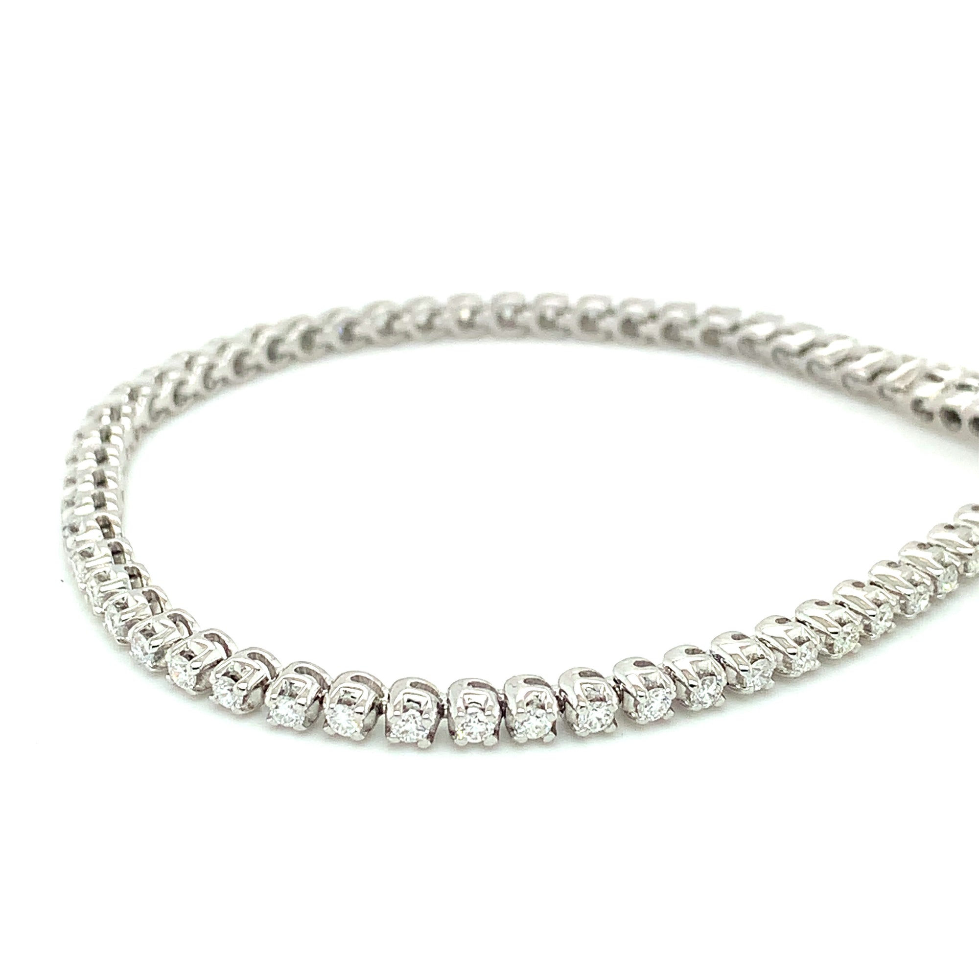 2.01ct round brilliant cut diamond tennis bracelet, 18kt white gold, G/H colour, SI clarity