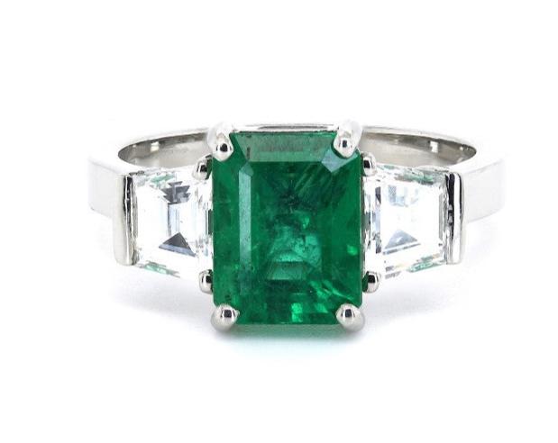 3.10ct emerald & diamond trilogy ring set in platinum