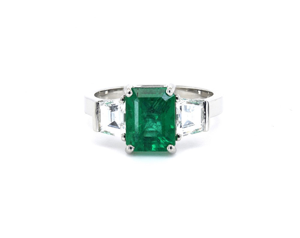 3.10ct emerald & diamond trilogy ring set in platinum